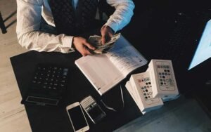 Read more about the article KashFlow vs Xero – Which is the Best Accounting Software for Startups in 2024?