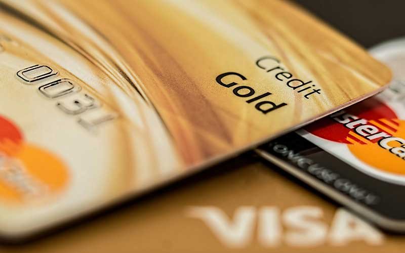 Read more about the article Revolut vs Monzo – Which is the Best Business Bank Account for Startups in 2024?
