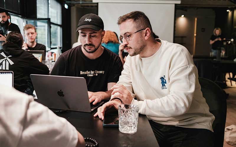 Read more about the article SquareSpace vs Shopify – Which is the Best Website Builder for Startups in 2024?